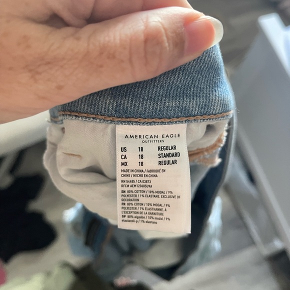 American Eagle - Mom Straight Jeans - Picture 2 of 2
